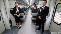 Petugas siap menyapa penumpang yang akan naik kereta.