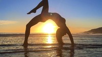 Yoga merupakan olahraga favoritnya. Hal ini bisa dilihat dari postingannya di instagram. (Foto: instagram/alessandraambrosio) 