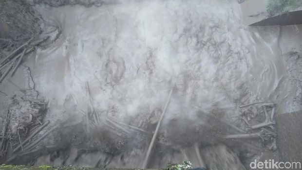  Aliran lahar dingin masih mengalir di Sungai Yeh Sah di Desa Batusesa, Kecamatan Rendang, Karangasem, Selasa (28/11/2017)