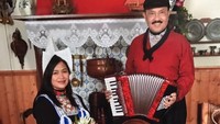 Masih di Eropa, ini pose Fredrich dengan pakaian khas Belanda.