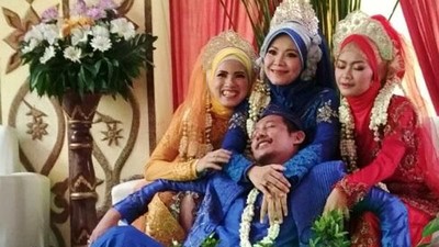 Pose-pose Happy Pria Beristri 3 di Pelaminan