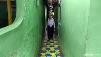Seorang pelajar melintas di Kampung Cibunut Berwarna.