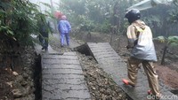 Siklon tropis Cempaka pada akhir November lalu telah mengakibatkan fenomena tanah bergerak di beberapa kecamatan di Kabupaten Purworejo, Jawa Tengah.