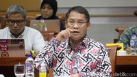 Raker tersebut membahas perkembangan infrastruktur di sektor telekomunikasi dan penyiaran termasuk di daerah perbatasan dan registrasi kartu prabayar.