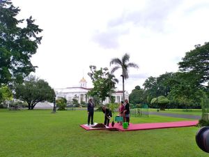 Datang ke Istana Bogor, PM Denmark Diajak Jokowi Tanam Pohon Meranti
