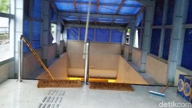 Jalan masuk ke bawah tanah toilet umum. 
