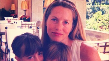 Eve mempertontonkan foto ibunya, bukti dia mencintai keluarganya. Foto: Instagram