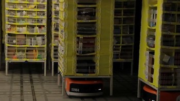 Amazon memang sudah banyak mempekejakan robot, misalnya untuk mengangkut barang seperti ini. Foto: Reuters