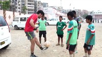 Benjamin mengungkapkan kalau Pakistan juga memiliki banyak orang muda yang berpikiran maju dan peduli akan negaranya (BBC Travel)