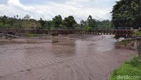 Sekarang airnya telah keruh, berwarna kecoklatan karena aliran lava dingin.(David/detikTravel)