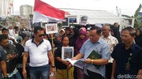 Hasil dari pemeriksaan setempat yang dilakukan majelis hakim PN Jakarta Utara selanjutnya akan dibuat berita acara. Berita acara yang sudah dibuat nantinya akan diserahkan ke majelis hakim PN Jakpus yang mengadili perkara ini. Foto: Sidang di Kampung Akuarium (Wildan-detikcom)