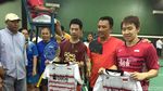Kalahkan Menpora, Berujung Makan Nasi Kotak Bersama