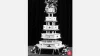 Pasangan Princess Diana dan Prince Charles yang terkenal di seluruh dunia ini memiliki kue pernikahan dengan berat 102 kilogram. Tidak banyak dekorasi pada kue ini namun kue tetap tampak elegan. Foto: Istimewa