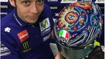 Helm Keren Valentino Rossi di Tes Pramusim