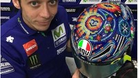Pebalap Italia yang sudah menyabet gelar juara dunia sembilan kali itu melakoni tes musim dingin di Sepang menggunakan helm AGV Pista GP R yang punya desain baru. Desainnya mengambil dekorasi seni dari Meksiko bernama Huichol. Foto: Istimewa