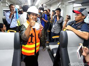 Rini Soemarno Jajal Kereta Bandara