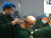 Leher dokter Li sulit digerakkan di tengah operasi.