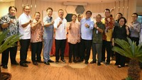Acara penandatanganan dilakukan di Kementerian BUMN pada Senin (27/11) pukul 18.30, dan dihadiri oleh Direktur Utama Inalum, Budi Gunadi Sadikin; Deputi Bidang Pertambangan, Industri Strategis dan Media Kementerian BUMN, Fajar Harry Sampurno; dan pejabat terkait. Pool/Dok Kementerian BUMN.