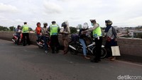 Puluhan pemotor terjaring razia di flyover Daan Mogot, Jakarta Barat, Selasa (28/11/2017).
