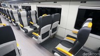 Kursi kereta Bandara Internasional Soekarno-Hatta berjejer rapi.