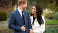 Setelah kencan buta dengan Meghan Markle empat minggu lalu, Pangeran Harry akhirnya resmi melamar artis Amerika itu. Perhatian dunia pun kini tertuju pada pasangan ini (Toby Melville/Reuters)