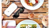 Siapa sangka kalau Meghan tak ragu menyantap keju. Menu makan siangnya menyertakan salad segar dengan topping keju di atasnya. Foto: Instagram Meghan Markle