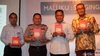 Komarudin Watubun (kedua kanan) bersama narasumber saat peluncuran bukunya yang berjudul Maluku: Staging Points RI Abad 21.
