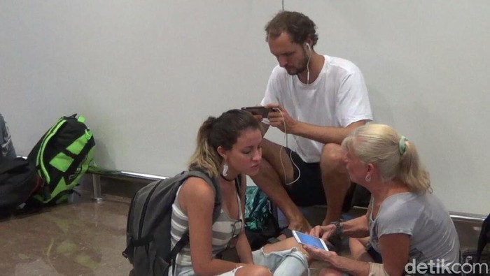 Bandara Ngurah Rai Ditutup, Turis Bule Ini Pasrah