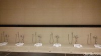 Pembangunan masih terus dilakukan. Tak hanya untuk dewasa, toilet ini juga memfasilitasi anak-anak.