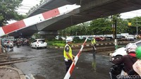 Ada 3 orang petugas keamanan Stasiun Duren Kalibata yang kemudian datang melihat kondisi palang pintu perlintasan yang patah tersebut. 