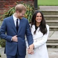 Kedua tampak tampan dan cantik dengan busana formal mereka. Harry menggunakan setelan jas biru dan Meghan tampil dengan coat putih. Senyuman lebar tanpa henti mereka tunjukkan di hadapan awak media dalam rangka photocall di Sunken Garden di istana Kensington.  Foto: dok. Getty Images
