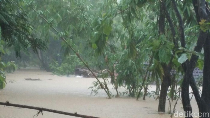 Rumah Warga di Semanu Gunungkidul Terendam Banjir Sampai Atap