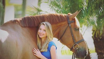 Eve Jobs suka sekali dengan kuda. Foto: Instagram