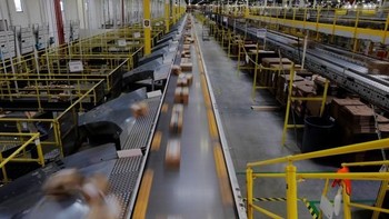 Apalagi jika sedang musim belanja, Amazon menambah lagi pekerjanya sebagai bala bantuan. Foto: Reuters