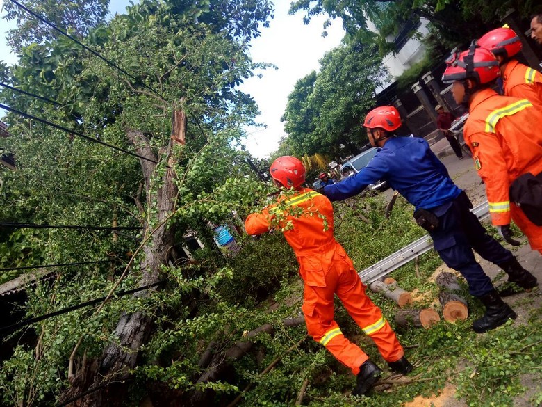 Longsor di Petukangan Utara Jaksel, Timpa Kontrakan Warga Longsor di Petukangan Utara Jaksel, Timpa Kontrakan Warga