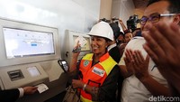 Satu rangkaian kereta terdiri dari 6 kereta, yang mampu mengangkut 272 penumpang. Interior keretanya seperti di dalam pesawat, kemiringan kursi, dan sandaran tangan dapat diatur oleh penumpang, jarak antarbangku juga cukup lebar sekitar 50 cm.