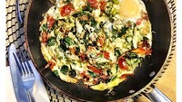 Ternyata Meghan juga jago masak. Kali ini ia membuat menu sarapan frittata. Nampak telur diorak-arik dengan aneka sayuran. Hmmm, enaaak! Foto: Instagram Meghan Markle