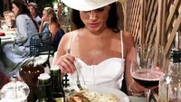 Liburan ke Italia, tentunya tidak lengkap tanpa kulineran. Di Capri, Meghan juga sempat mencoba kuliner lokal (meghanmarkle/Instagram)