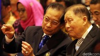 Jahja Setiaatmadja dan Mochtar Riady berbincang di sela-sela acara seminar.