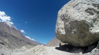 Shimshal dihuni orang-orang Wakhi yang beraliran Syiah Ismailiyah. Mereka hidup sangat dermawan. Yang lebih kaya akan menjadi sponsor pembangunan jembatan, jalan, makanan, ongkos tenaga kerja (BBC Travel)