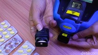 Untuk mengetes obat yang dicurigai ilegal, penyidik yang ada hanya perlu memasukan jenis obat tersebut pada mesin. (Foto: Aisyah/detikHealth) Foto: Aisyah/detikHealth