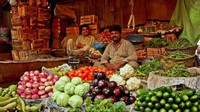Sejumlah fakta tersebut menjelaskan posisi Pakistan yang mulai melangkah menjadi lebih baik, lepas dari stigma teror dan konflik. Lihat saja semangat pedagang buah ini (BBC Travel)