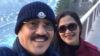 Fredrich Yunadi kerap memakai kacamata hitam saat liburan.