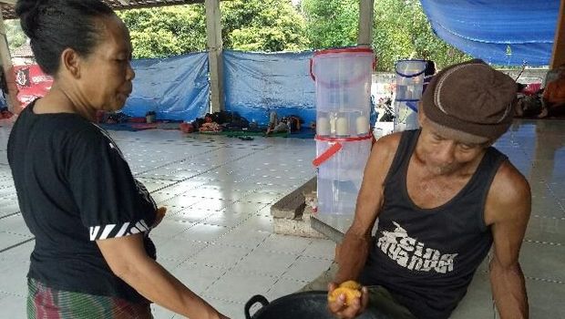 Gunung Agung Meletus, Warga: Gelap dan Hujan Abu