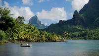 Terletak di Samudera Pasifik, Moorea memiliki luas 134 kilometer persegi. Pulau Moorea juga dikelilingi oleh pegunungan-pegunungan hijau yang cantik. (Thinkstock)
