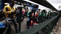 Mereka menunggu orderan penumpang.