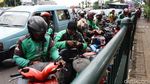Dilarang Parkir, Ojek Online Tetap Ngetem
