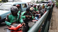 Ojek online berhenti di depan PGC, Jakarta.
