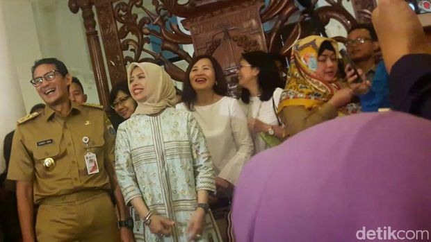 Saat Sandi Beri Surprise Ulang Tahun Istri di Balai Kota
