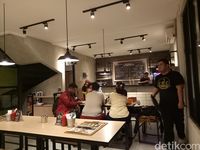 Suasana kafe E.D.C yang ada di kawasan Bintaro. 